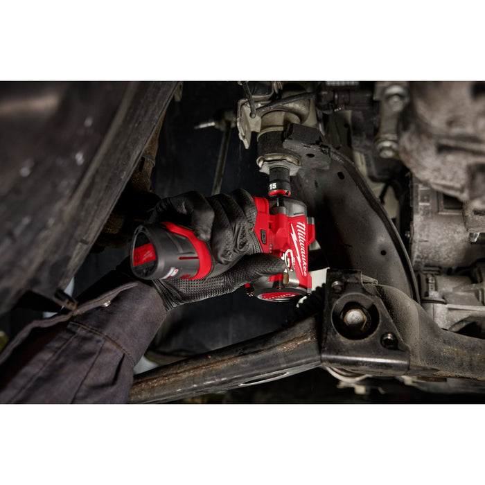 Milwaukee (2562-21) M12 FUEL™ Stubby 3/8" Impact Wrench Kit