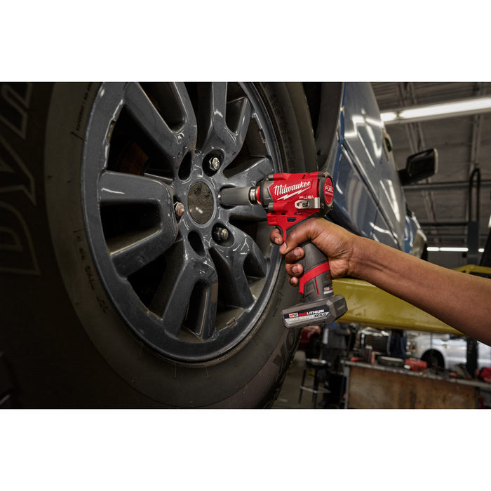 Milwaukee (2562-21) M12 FUEL™ Stubby 3/8" Impact Wrench Kit