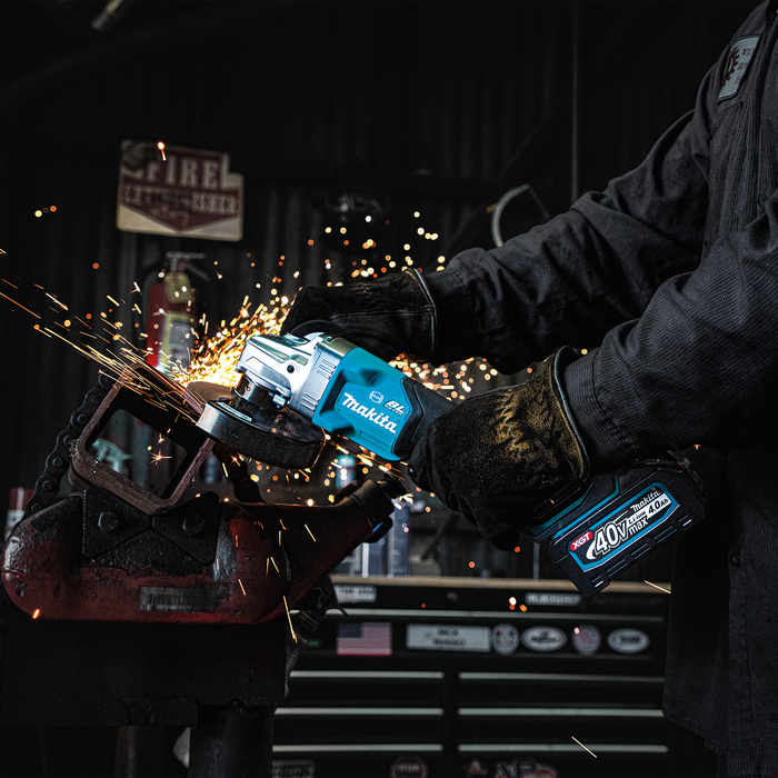 Makita (GAG06M1) 40V max XGT® Brushless 4-1/2” / 5" Paddle Switch Angle Grinder Kit, Electric Brake, AWS® Capable (4.0Ah)