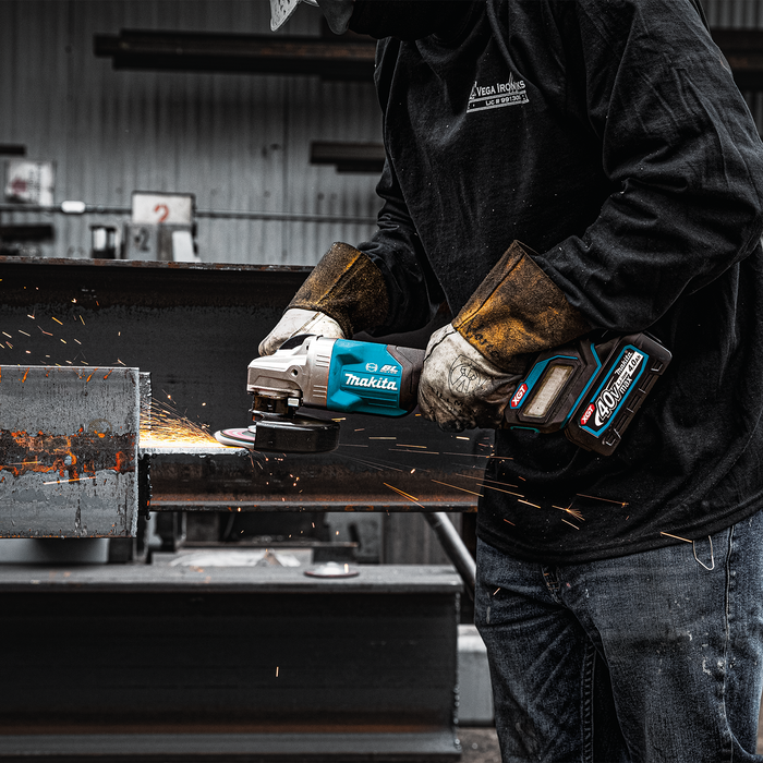 Makita (GAG06M1) 40V max XGT® Brushless 4-1/2” / 5" Paddle Switch Angle Grinder Kit, Electric Brake, AWS® Capable (4.0Ah)