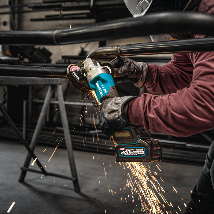 Makita (GAG06M1) 40V max XGT® Brushless 4-1/2” / 5" Paddle Switch Angle Grinder Kit, Electric Brake, AWS® Capable (4.0Ah)