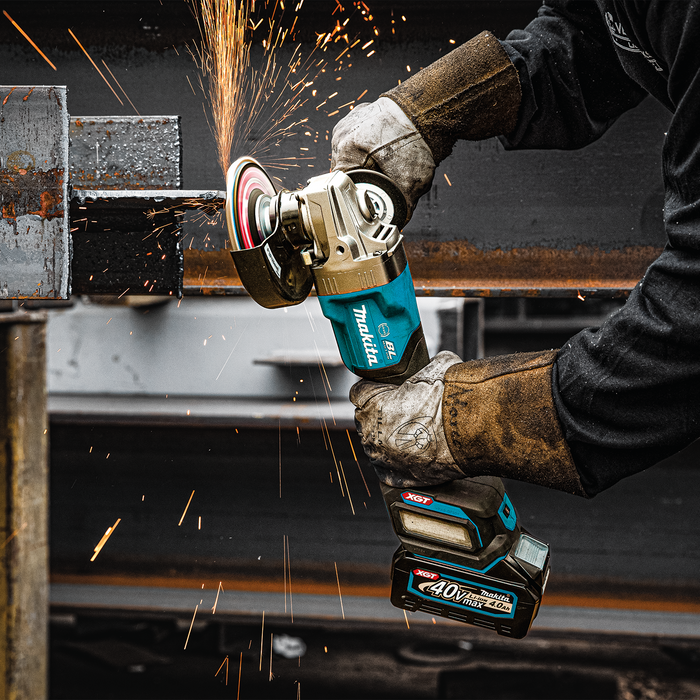 Makita (GAG06M1) 40V max XGT® Brushless 4-1/2” / 5" Paddle Switch Angle Grinder Kit, Electric Brake, AWS® Capable (4.0Ah)