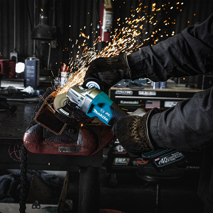 Makita (GAG06M1) 40V max XGT® Brushless 4-1/2” / 5" Paddle Switch Angle Grinder Kit, Electric Brake, AWS® Capable (4.0Ah)