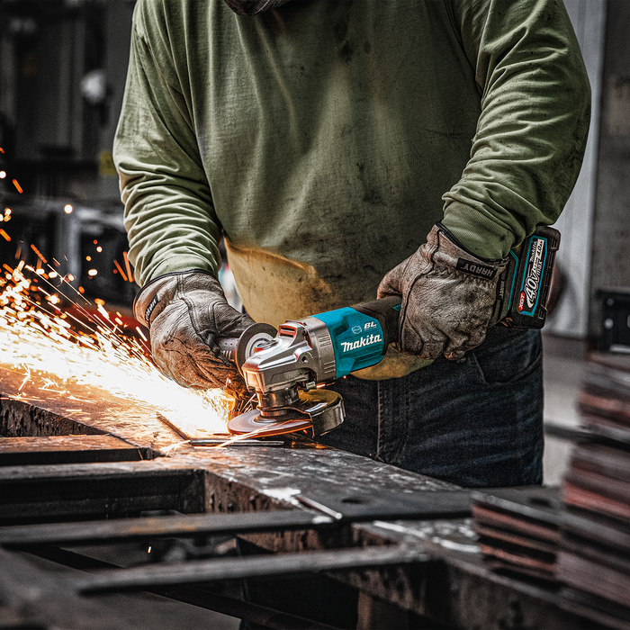 Makita (GAG06M1) 40V max XGT® Brushless 4-1/2” / 5" Paddle Switch Angle Grinder Kit, Electric Brake, AWS® Capable (4.0Ah)
