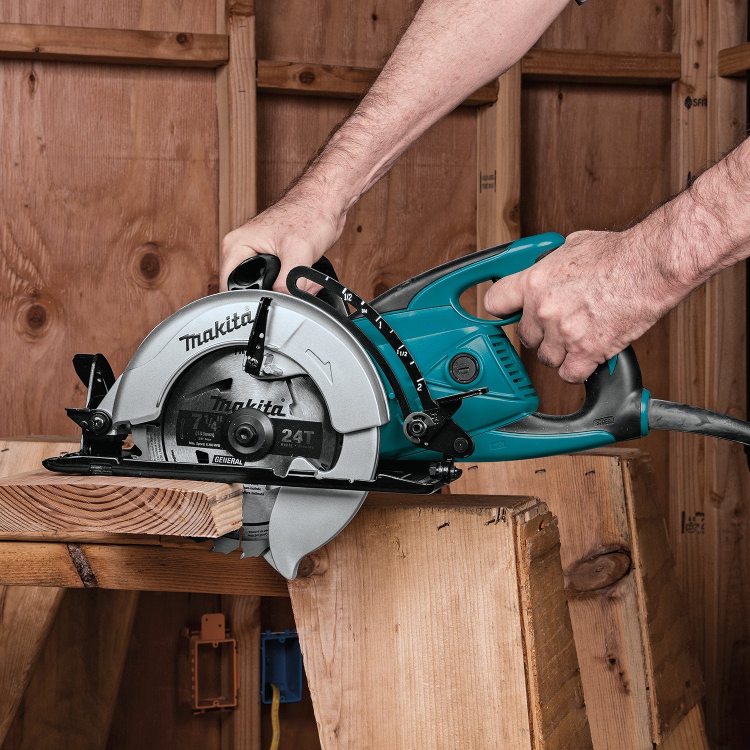 Makita (5477NB) 7‑1/4