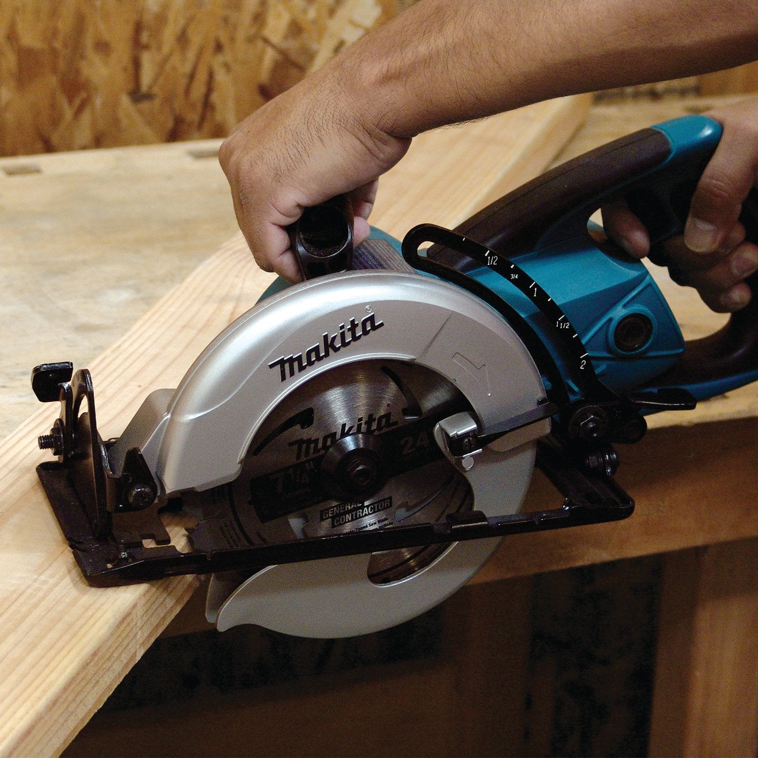 Makita (5477NB) 7‑1/4