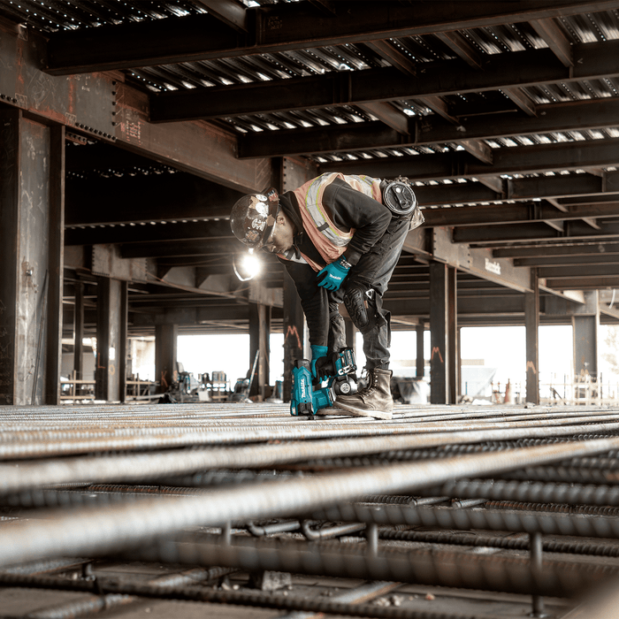 Makita (GRT01D) 40V max XGT® Brushless 16 Gauge Rebar Tying Tool Kit, with bag (2.5 Ah) - Pacific Power Tools