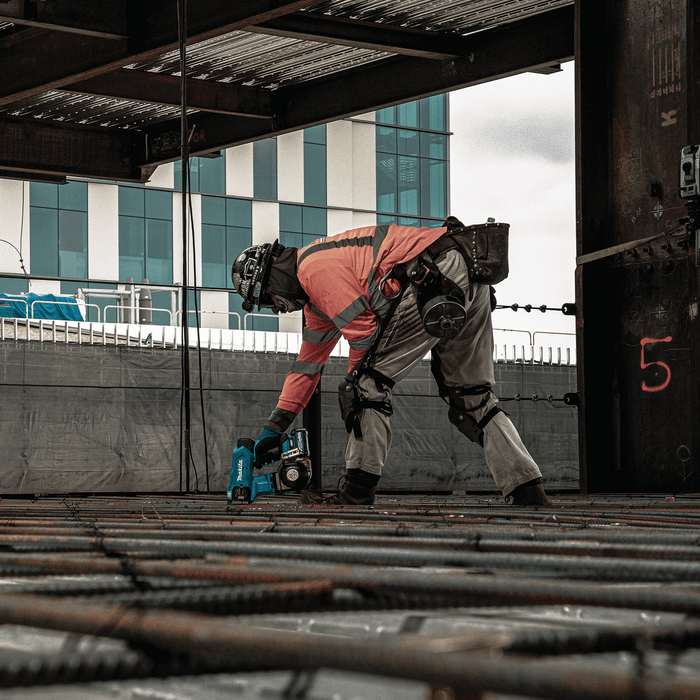 Makita (GRT01D) 40V max XGT® Brushless 16 Gauge Rebar Tying Tool Kit, with bag (2.5 Ah) - Pacific Power Tools