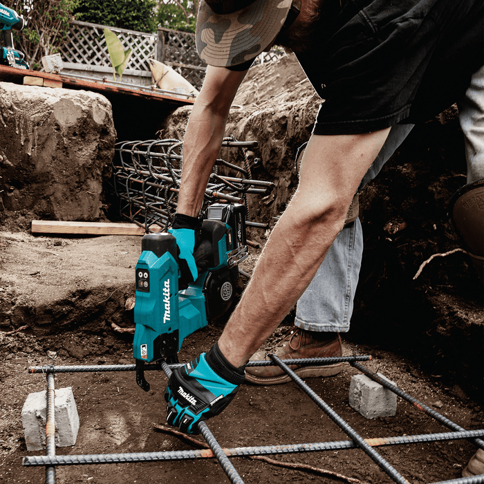 Makita (GRT01D) 40V max XGT® Brushless 16 Gauge Rebar Tying Tool Kit, with bag (2.5 Ah) - Pacific Power Tools