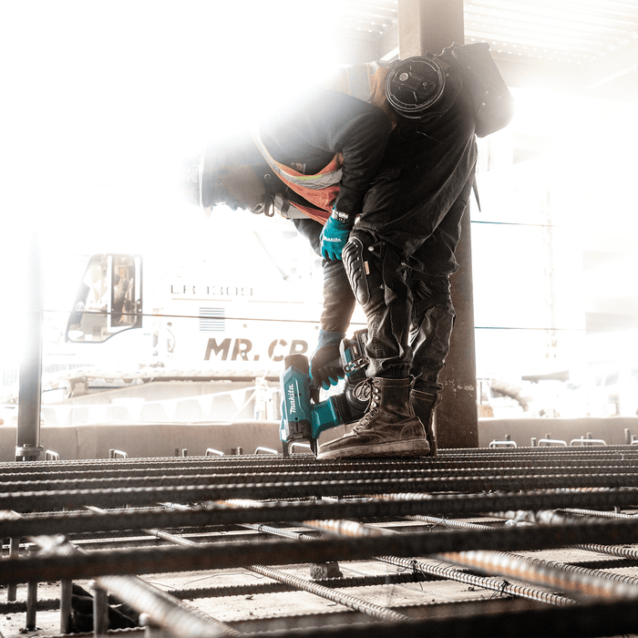 Makita (GRT01D) 40V max XGT® Brushless 16 Gauge Rebar Tying Tool Kit, with bag (2.5 Ah) - Pacific Power Tools